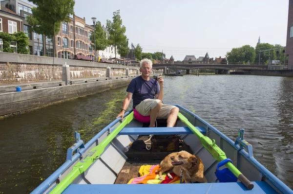 Man with boat and dog in Amersfoort — Zdjęcie stockowe