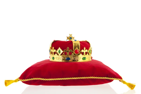 Corona dorada sobre almohada de terciopelo — Foto de Stock