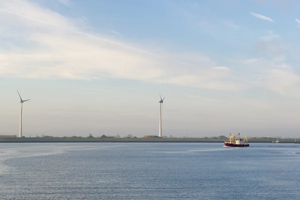 Bateau de pêche dans le paysage — Photo