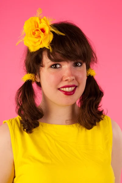 Flicka i rosa och gult — Stockfoto