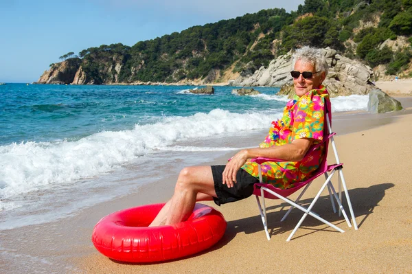 Hombre mayor disfrutando en la playa — Foto de Stock