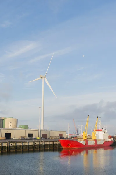 Rode lading boot in de haven van — Stockfoto