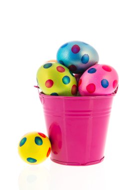 Paskalya yumurtaları ile kova