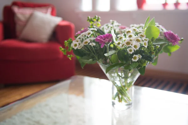 Boeket bloemen aan de tafel — Stockfoto