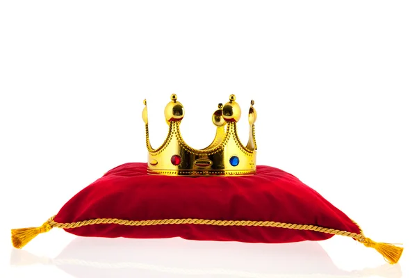 Золота корона на оксамитовій подушці — стокове фото