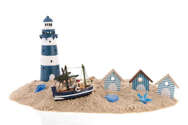 海滩小屋和在海岸的灯塔 — 图库照片