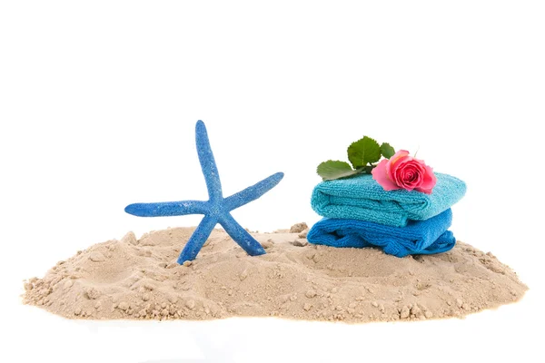 Towels and starfish at the beach — Stock Photo, Image