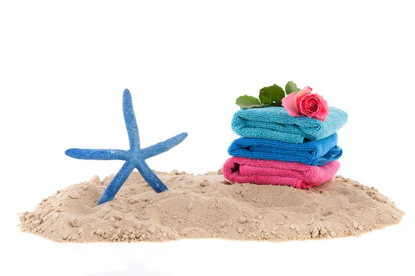 Handdoeken en zeester op het strand — Stockfoto