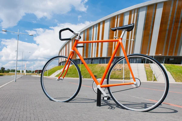 Großes Fahrrad auf der Straße — Stockfoto