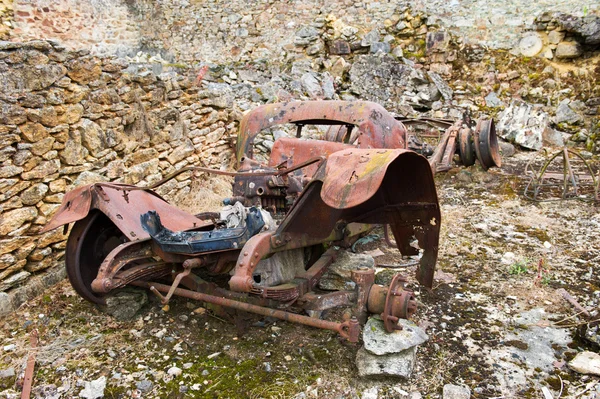 Σκουριασμένο παλιό αυτοκίνητο oradour sur glane — Φωτογραφία Αρχείου
