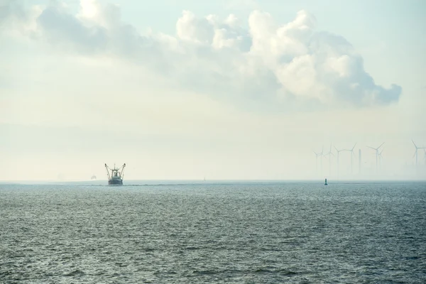 Porto industrial com turbinas eólicas e barco de pesca — Fotografia de Stock