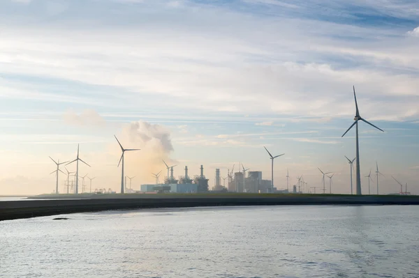 Port industriel avec éoliennes — Photo