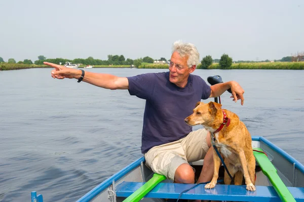 Человек в лодке на реке — стоковое фото
