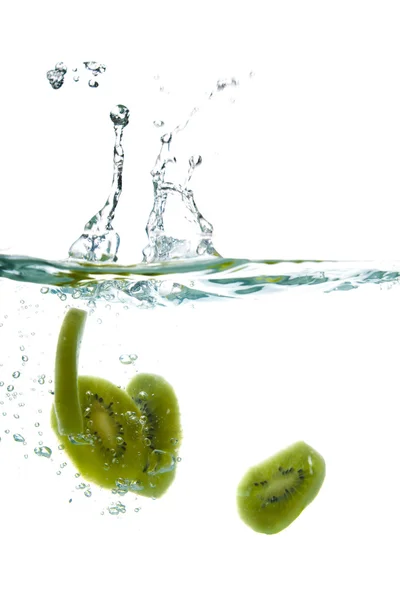 Kiwi-Scheiben im Wasserspritzer — Stockfoto