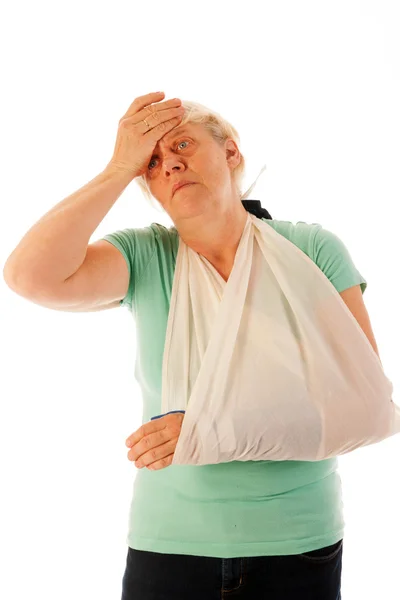 Mulher velha com pulso quebrado em gesso — Fotografia de Stock