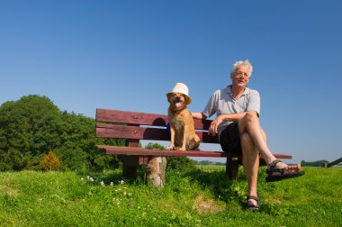 insan ve köpek şapkalı