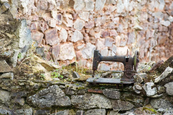 Σκουριασμένο πλατύφυλλα ράψιμο μηχανή σε oradour sur glane — Φωτογραφία Αρχείου