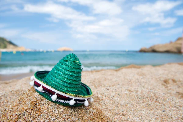 Grön spansk stråhatt på stranden — Stockfoto