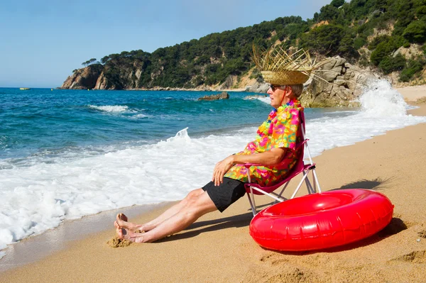 Пожилой человек наслаждается на пляже — стоковое фото