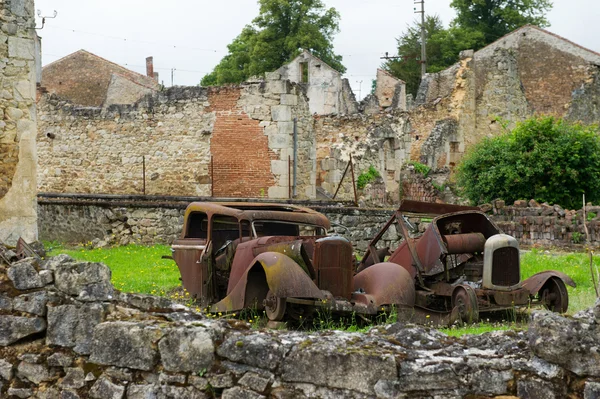 Auto des Arztes in oradour sur glane — Stockfoto