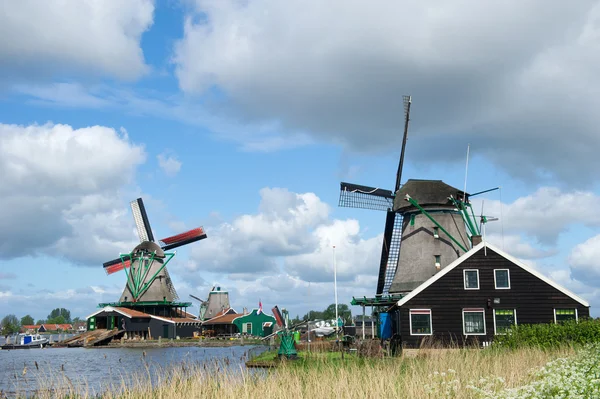 Väderkvarnar på nederländska zaanse schans — Stockfoto