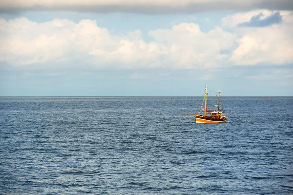 Łódź rybacka na morzu — Zdjęcie stockowe