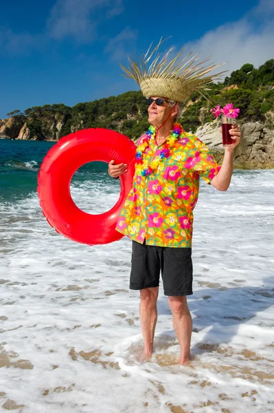 Starší muž s koktejlové nápoje na pláži — Stock fotografie