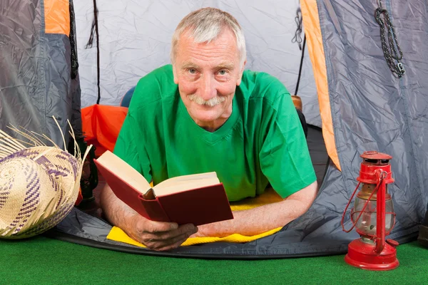 Seniorchef auf dem Campingplatz — Stockfoto