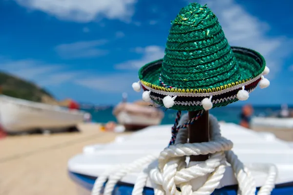 Cappello spagnolo di paglia verde in spiaggia — Foto Stock