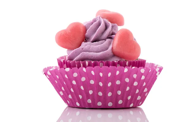 Lila cupcake med hjärtan — Stockfoto