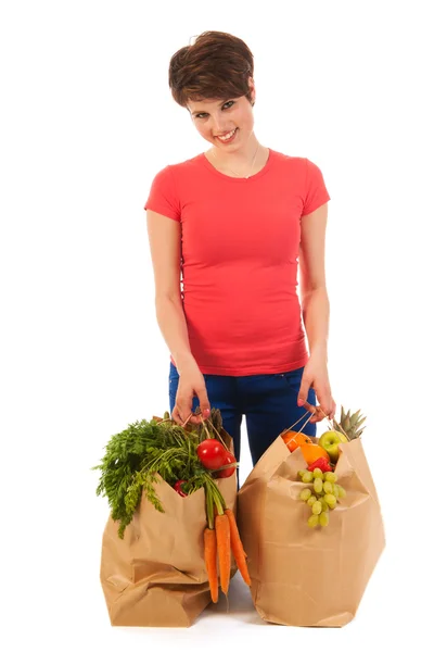 Jovem mulher adulta com sacos de compras pesados — Fotografia de Stock