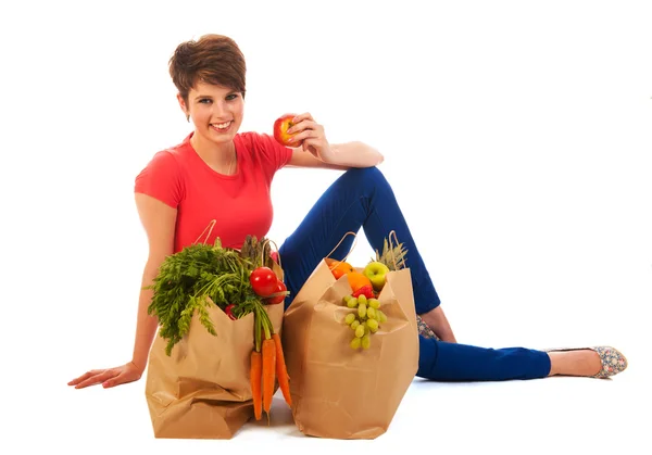Jovem mulher adulta com sacos de compras pesados — Fotografia de Stock