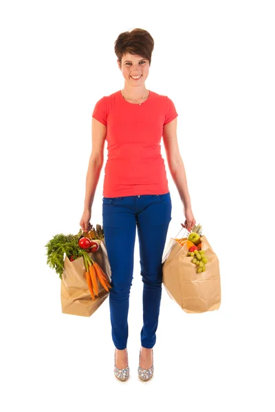 Jonge volwassen vrouw met zware boodschappentassen — Stockfoto