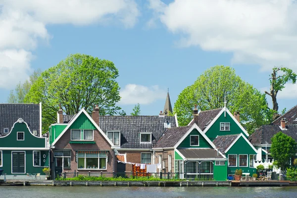 Rij huizen in typisch Nederlands dorp — Stockfoto