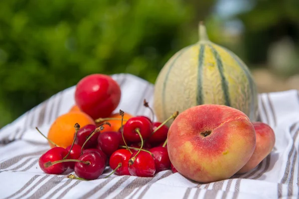 Ассортимент свежих фруктов — стоковое фото