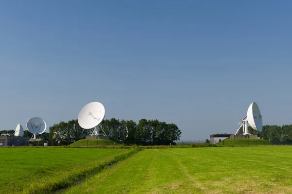 Parabole satellitari nel paesaggio — Foto Stock