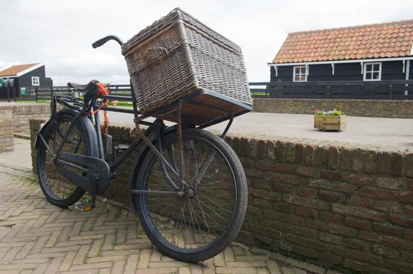 Tipik eski Hollanda taşıma bisikleti — Stok fotoğraf