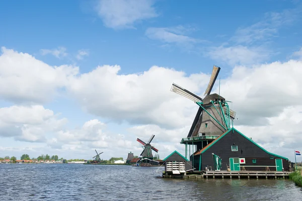 Windmolens aan Nederlandse zaanse schans — Stockfoto