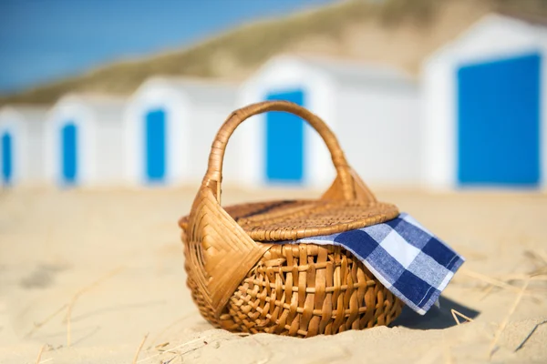 Picknick am Strand mit blauen Hütten — Stockfoto