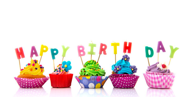Colorido feliz cumpleaños cupcakes — Imagen de stock Colorido feliz cumpleaños cupcakes Fotos De Stock
