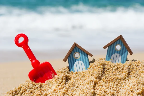 Cabañas de playa y juguetes — Foto de Stock