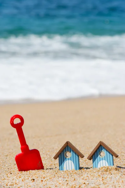 Plážové chatky a hračky — Stock fotografie