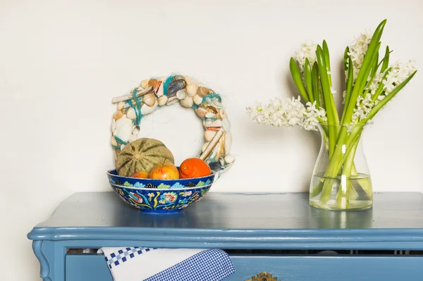 Лавандовый цветной шкаф с антикварной — стоковое фото