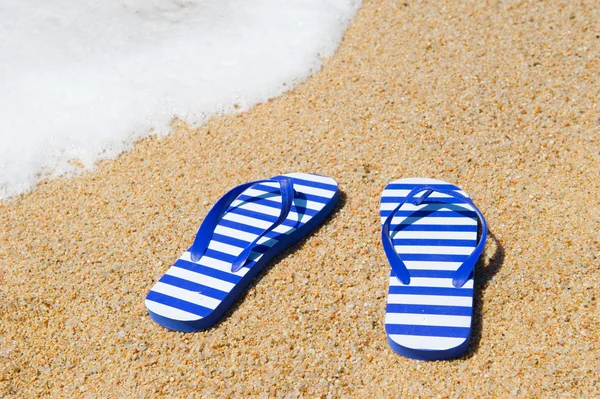 Slippers op strand — Stockfoto