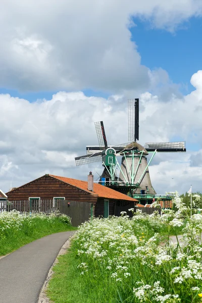 Moinhos de vento em holandês Zaanse Schans — Fotografia de Stock