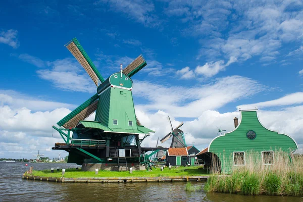 Zelený větrný mlýn v holandské zaanse schans — Stock fotografie