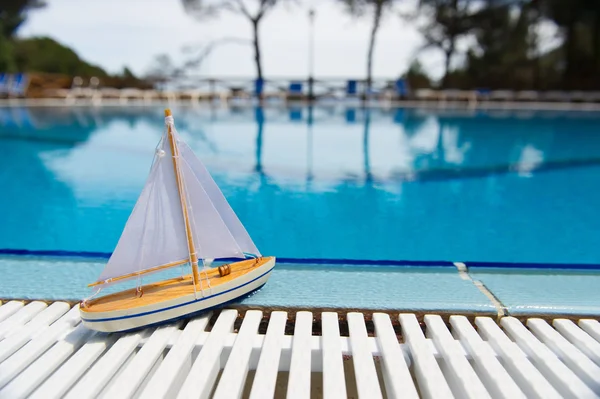 Leksaker vid poolen — Stockfoto