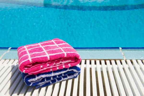 Handdoeken bij zwembad — Stockfoto