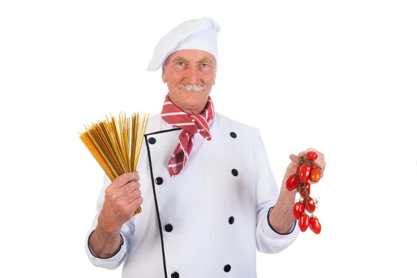 Italienischer Koch mit Nudeln und Tomaten — Stockfoto