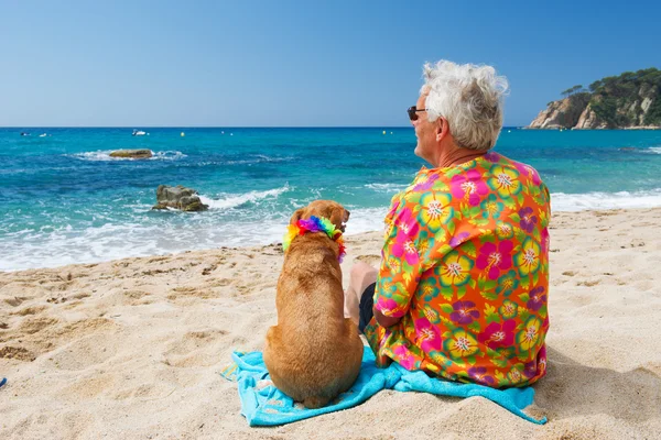 Ανώτερος άνθρωπος με σκύλος στην παραλία — Φωτογραφία Αρχείου